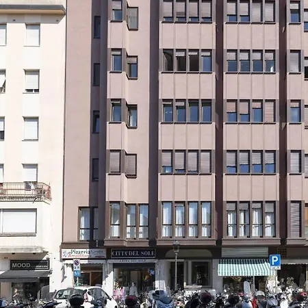 Apartment Casa Lazzarini Luxury Di Fronte Al Teatro Rossini *